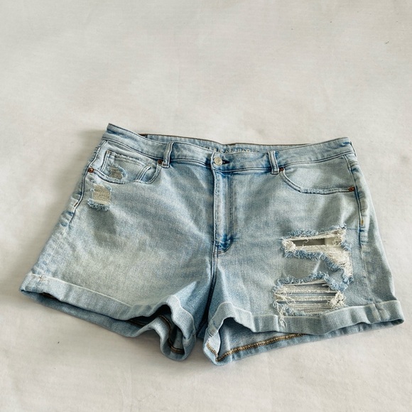 American Eagle Outfitters Pants - American Eagle “Mom Short” Stretch Size 18 Light Wash / Cuffed / Summer / Cuffed